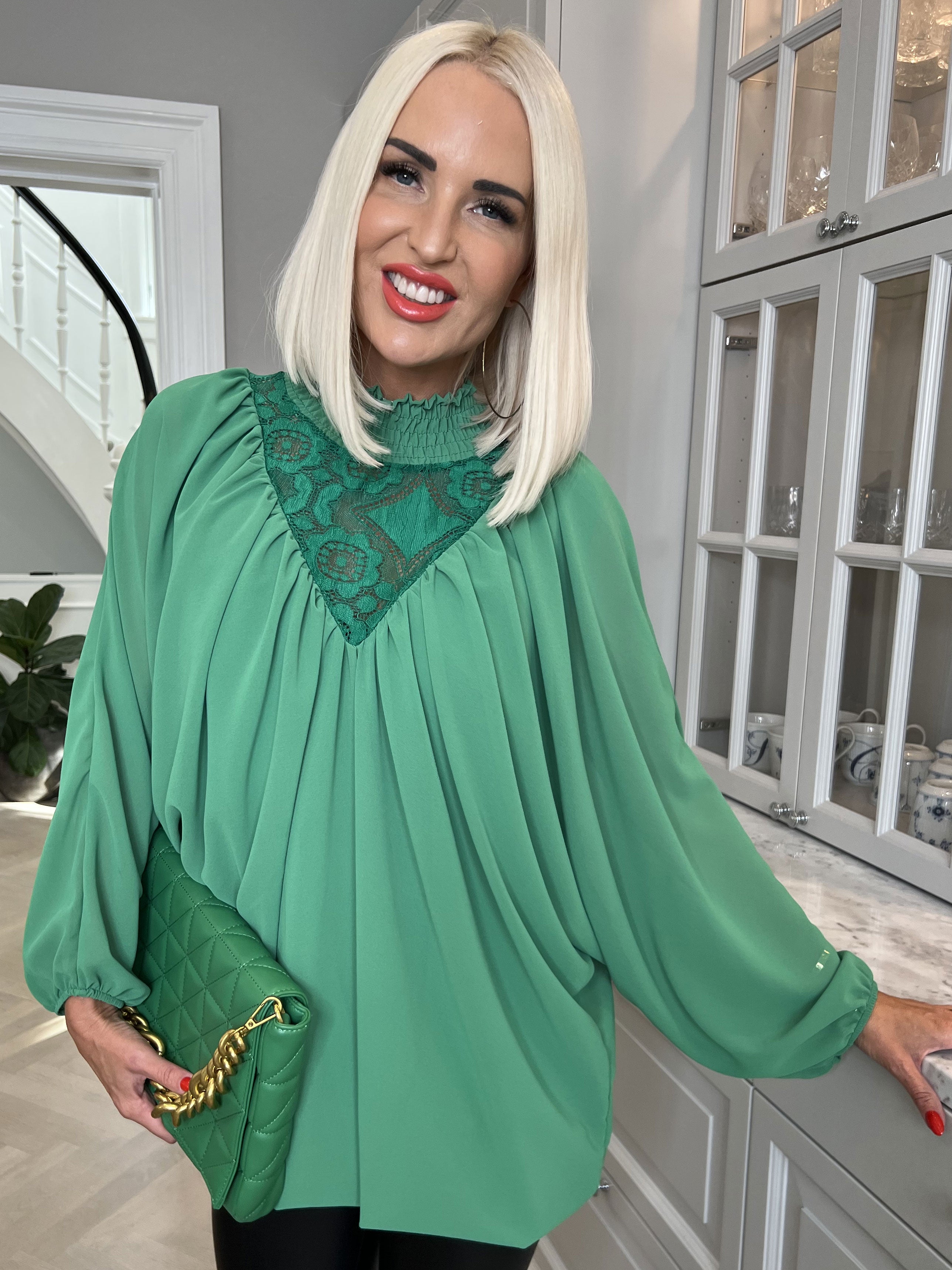 Edina - Sød bluse med vidde ballonærmer